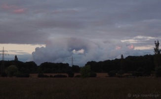 Sonnenuntergangsszenario mit interessanter Wolkenformation